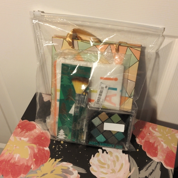 Premium Green Makeup Gift Set - Picture 1 of 9